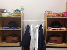 カラーボックスと”ずり落ちない突っ張り棒”で。「園児2人のmyロッカー」