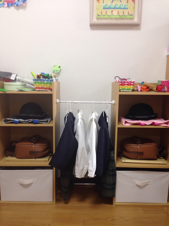 カラーボックスと”ずり落ちない突っ張り棒”で。「園児2人のmyロッカー」