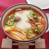 うどんが主役のアツアツひとり鍋!「とろーりチーズのピザ鍋」