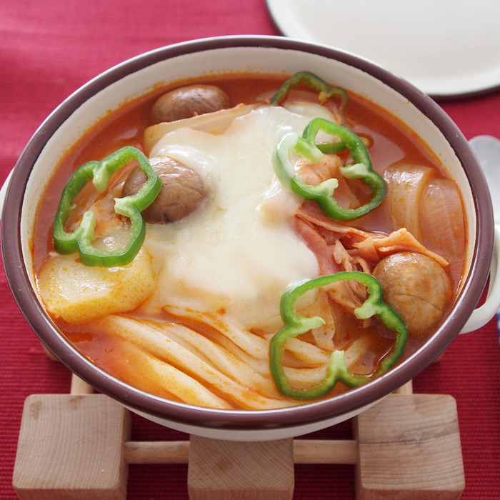 うどんが主役のアツアツひとり鍋!「とろーりチーズのピザ鍋」