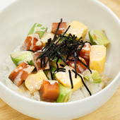 CO・OPの角切りスモークサーモンをあえるだけ、簡単サーモン丼!