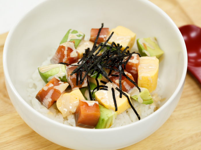CO・OPの角切りスモークサーモンをあえるだけ、簡単サーモン丼!