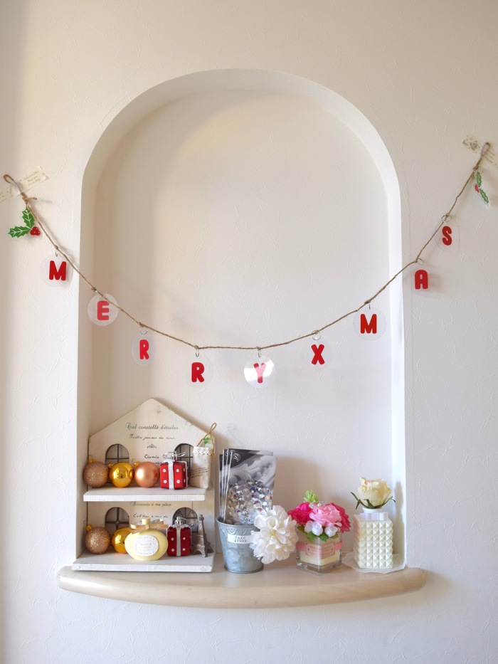 玄関のニッチはクリスマスガーランドでポップに!