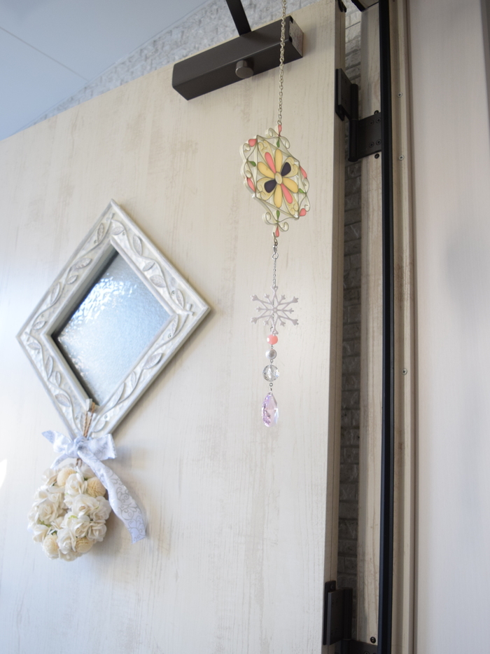 玄関にはサンキャッチャー