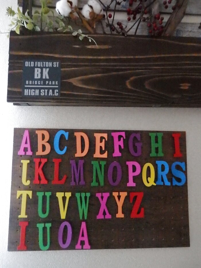 ポップでカラフルなアルファベットボードをアレとアレで簡単に作る。
