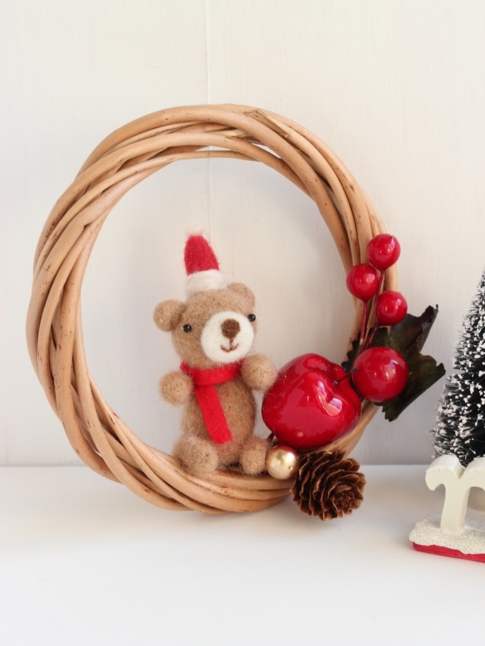 くまを接着し、パーツを刺してつけたら完成