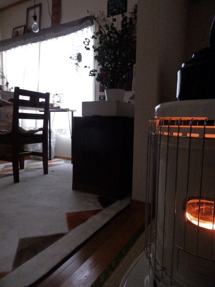 ホームセンターのすのこで暗いお部屋の隅を明るくみせる。