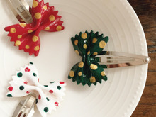 ドットがかわいい♡クリスマスカラーのヘアピン