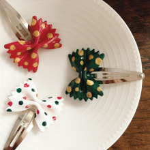 ドットがかわいい♡クリスマスカラーのヘアピン