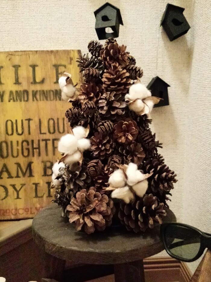 子どもと拾った松ぼっくりでツリー作り