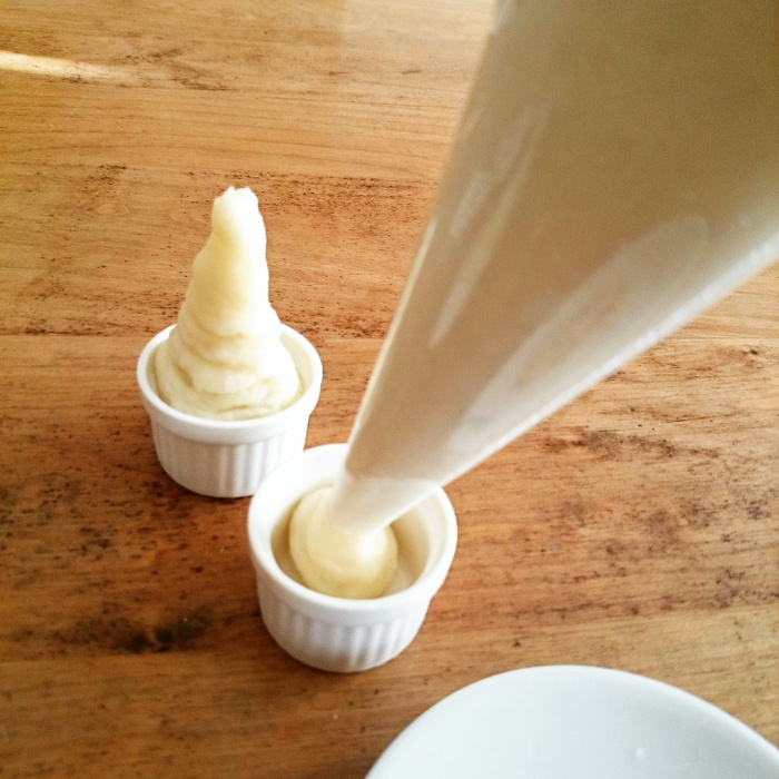 クリームポテトを絞り袋に入れます