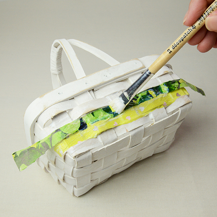 ペーパーパッチ(のり)を塗りましょう。