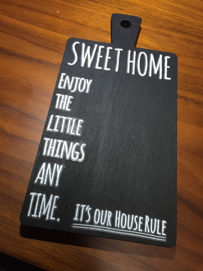 キャンドゥさんのまな板に色を塗ります