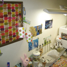 小学生女子の学習机は…もはやディスプレイ棚に。