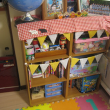 カラーボックスをデコレーション♪ 子どもも楽しくお片付けできる『おうち型収納棚』