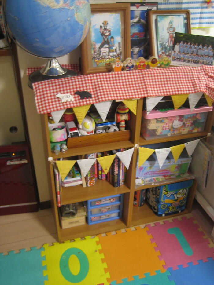 カラーボックスをデコレーション♪ 子どもも楽しくお片付けできる『おうち型収納棚』