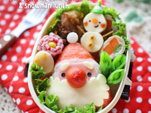 簡単♪三角おにぎりサンタさんと雪だるまくんのクリスマスキャラ弁当