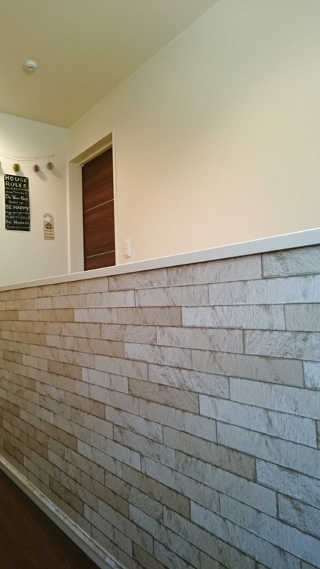 ナチュラルカラーのレンガ壁紙がおしゃれな西洋風