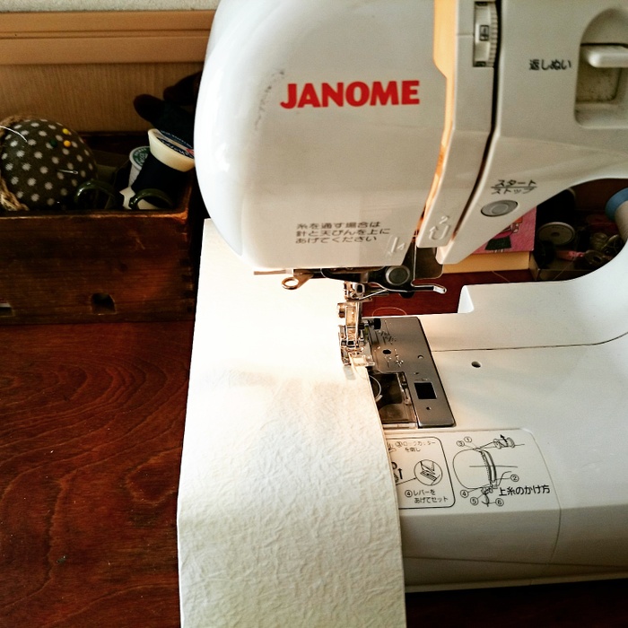 お菓子を入れる袋を縫います