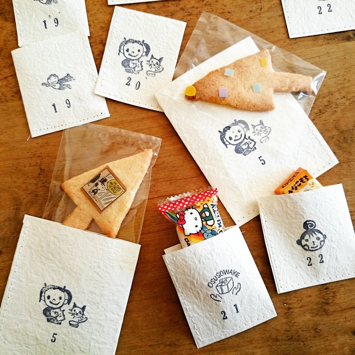 袋の中にお菓子を入れます