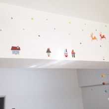 サンタが動いた〜!?ダイソーのウォールステッカーで仕掛けデコ♪