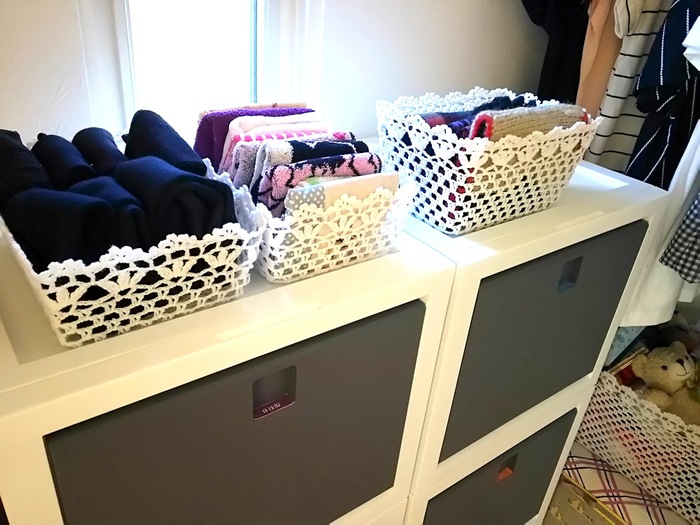 レースがかわいいニトリのカゴでハンカチなど。