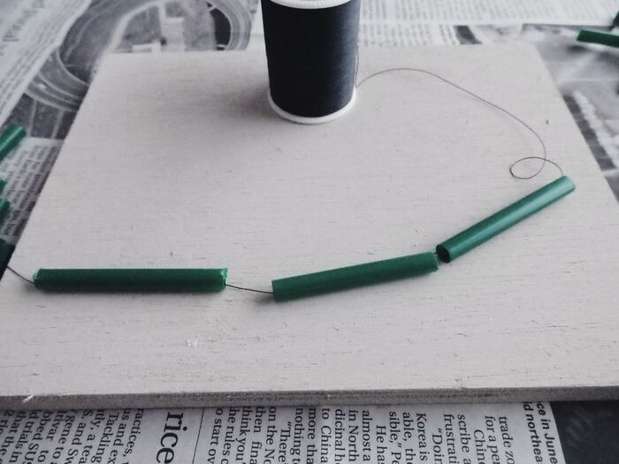 ③5センチのストローを糸に通していきます。