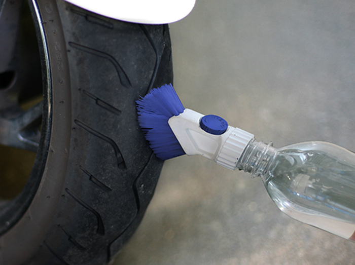 【タイヤ】四角いブラシで角も洗える