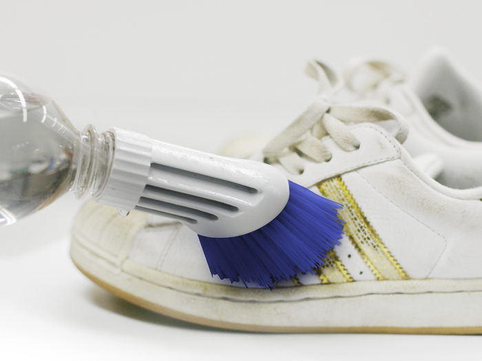 【靴の泥】水と大型ブラシでどろんこ落とし