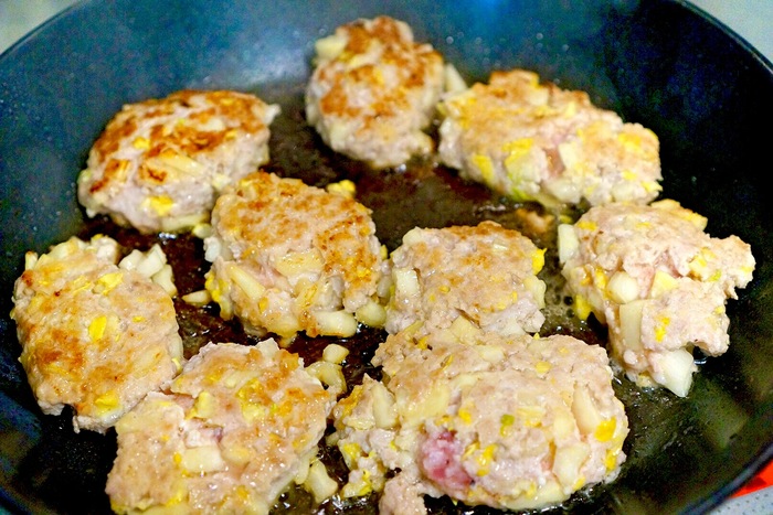 手順4.焼き目がついたら裏返す