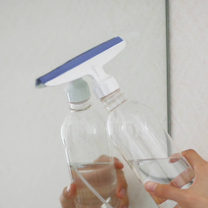 【鏡】水をかけながらワイパーで汚れ落とし