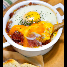 材料3つ!丸ごとカマンベールとコンビーフのあったかトロけるチーズディップ!