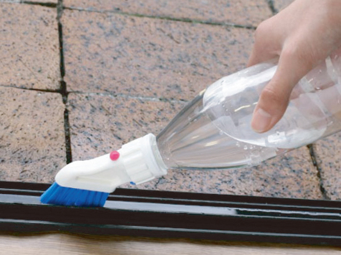 【サッシ溝】水を“ちょいがけ”してゴシゴシ
