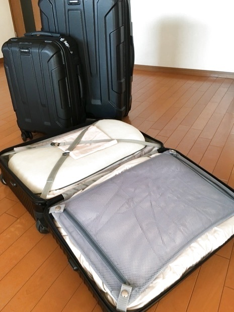スーツケースに客用布団を入れる