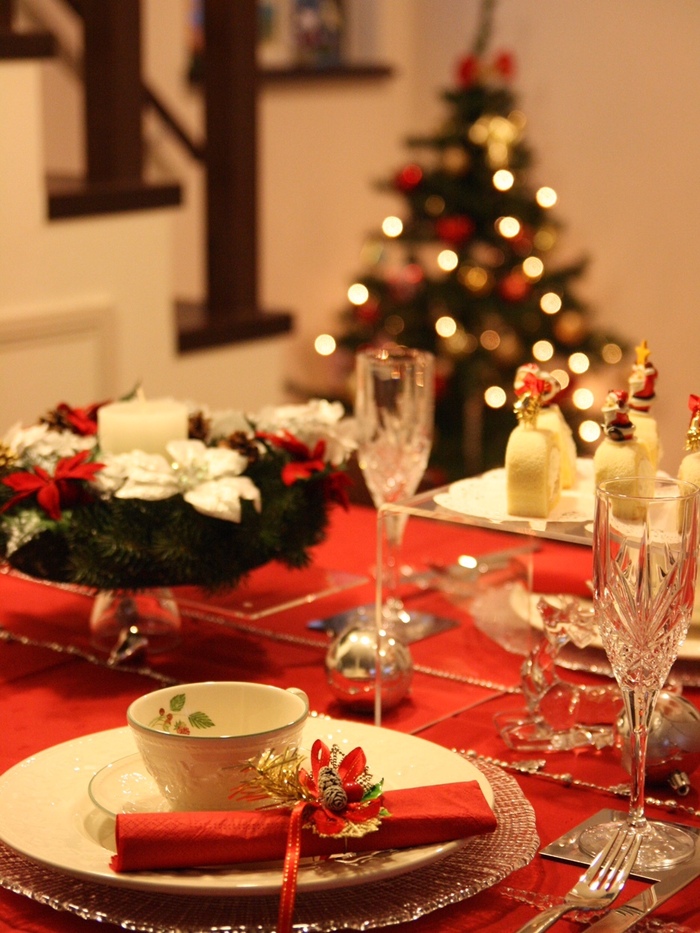 身近なオーナメントで簡単!華やかなクリスマスのテーブルコーディネート