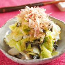 キャベツがシャキシャキ甘い☆蒸しキャベツとワカメの味噌マヨ和え