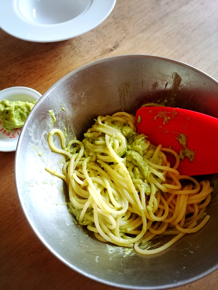 茹でたパスタとアボカドソースを和えます