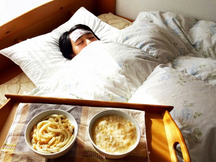 急な発熱に備えたい。「冷やし増す」冷却シートと、簡単おかゆの作り方