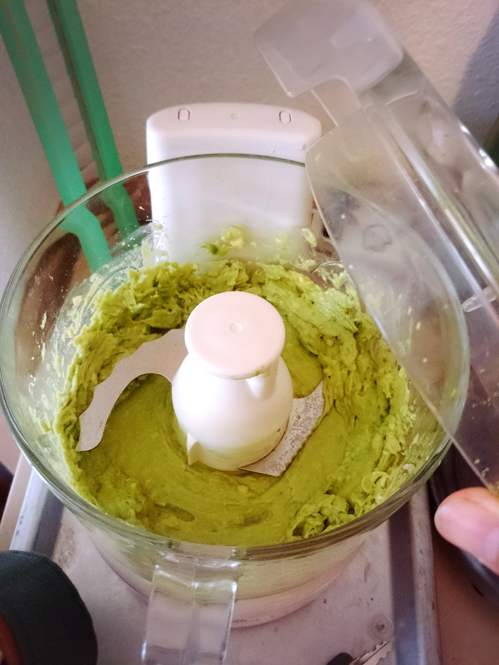 アボカドソースを作ります
