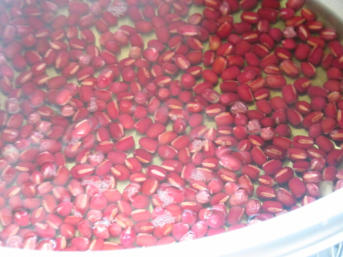 小豆のアクをとります!