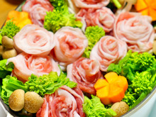 鍋に直接盛り付け!豚バラ(薔薇)のお花畑♪デコレーション鍋!