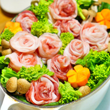 鍋に直接盛り付け!豚バラ(薔薇)のお花畑♪デコレーション鍋!