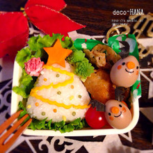 おにぎりのクリスマスツリーとウズラの卵のトナカイ