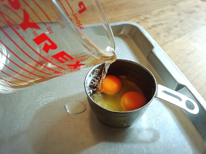 卵2個+水で1カップにしておきます