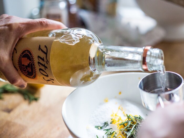 3 ウォッカを加え、しっかり混ぜる