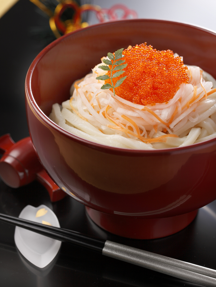 年明けうどんで新年をハッピーに!「紅白なますのとびっこうどん」