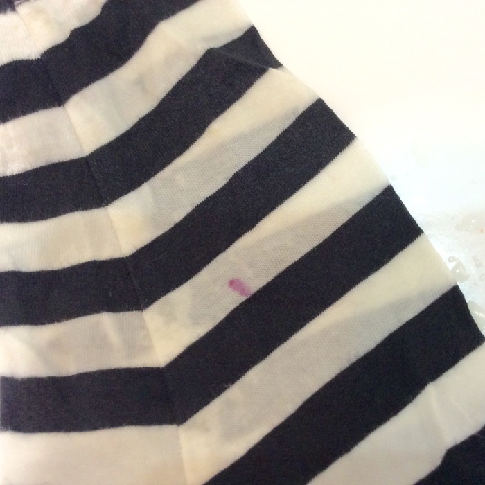 シミの部分を水で濡らします。