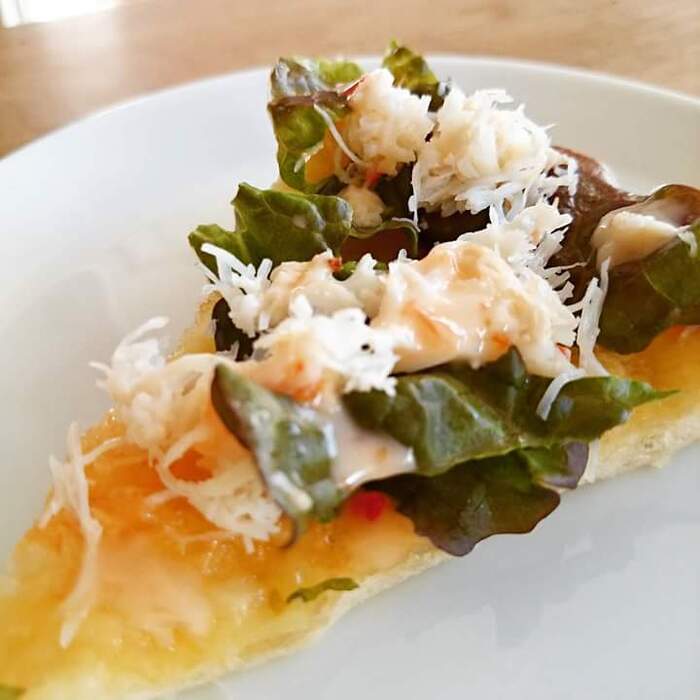 蟹たっぷりサラダピザ