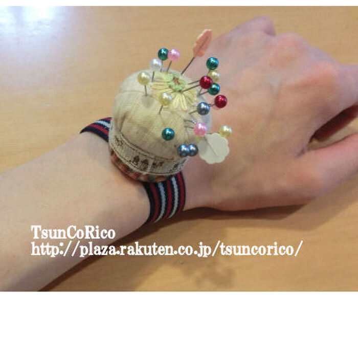 腕につけて使います。