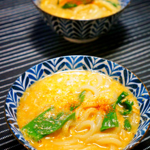 蟹の殻で出汁をとったしめ麺『かに玉うどん』